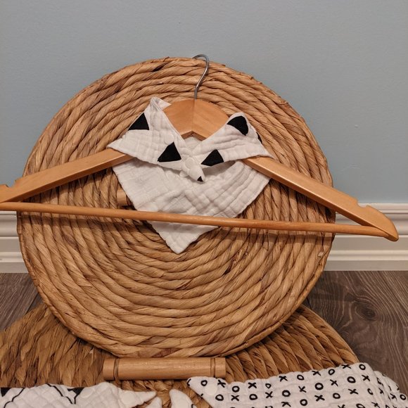 [KIDS 2/$20] NWOT Baby- 5pk Bandana Bibs Gauze (Black/White) - Picture 2 of 6